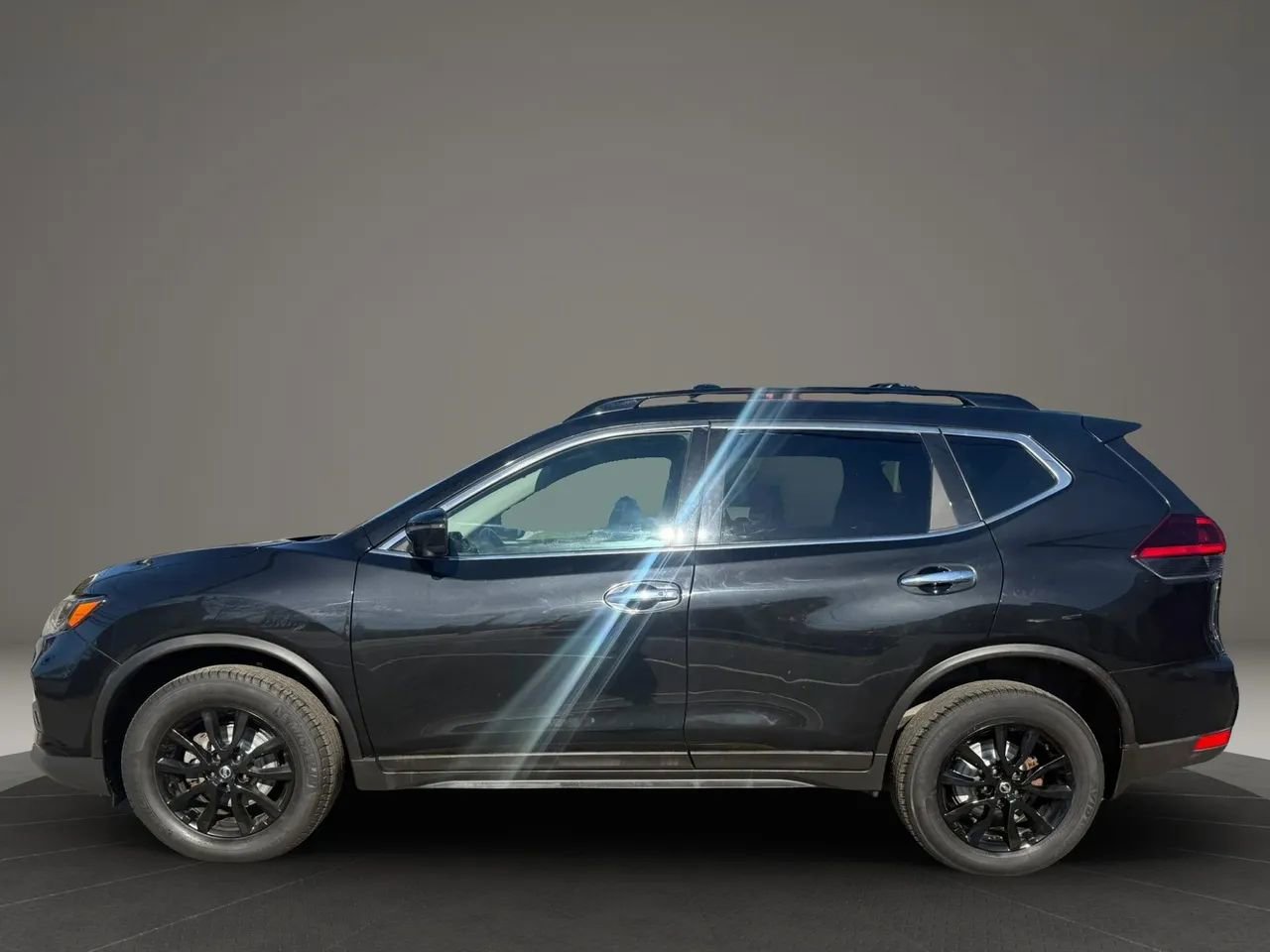 Used 2018 Nissan Rogue SV w/ Premium Package image 8