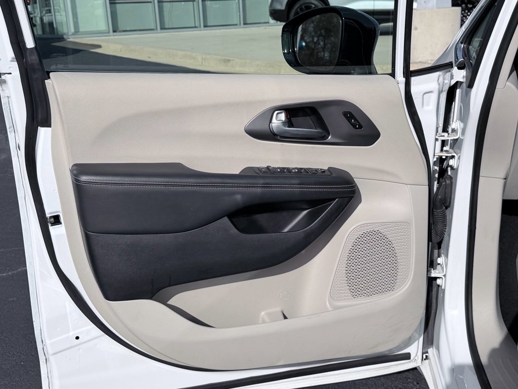 Used 2024 Chrysler Pacifica Touring-L image 27