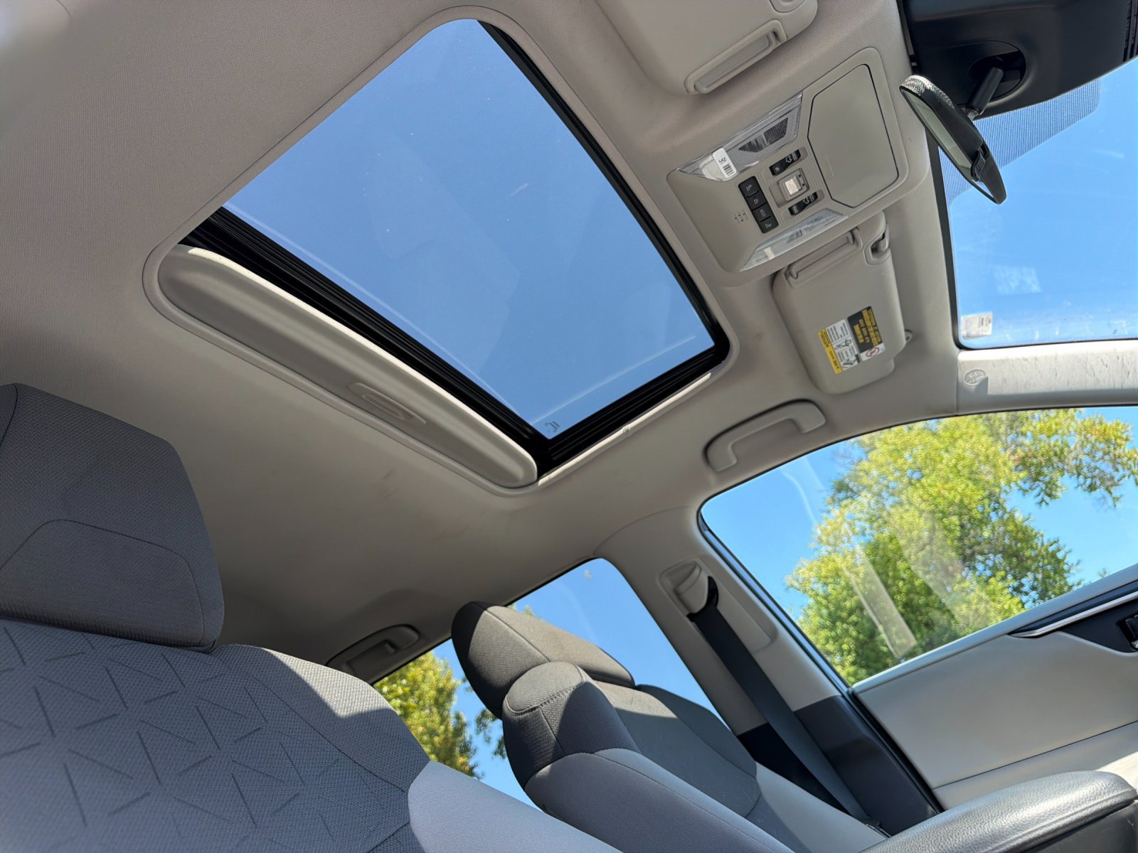 Used 2022 Toyota RAV4 XLE w/ Convenience Package FWD image 13