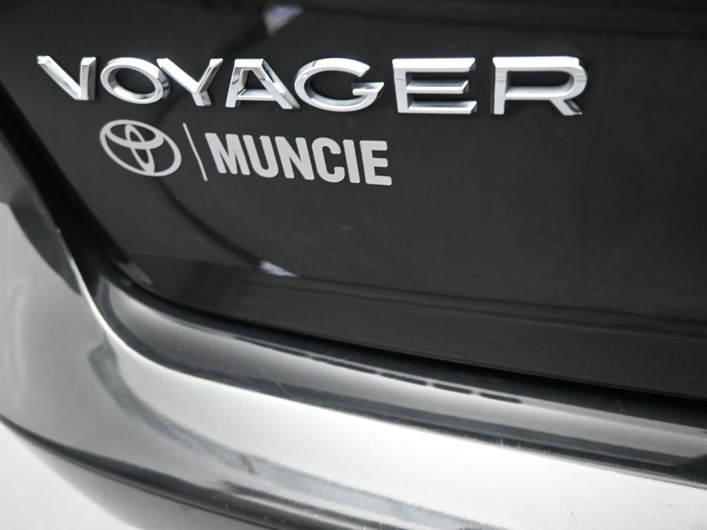 Used 2023 Chrysler Voyager LX image 37
