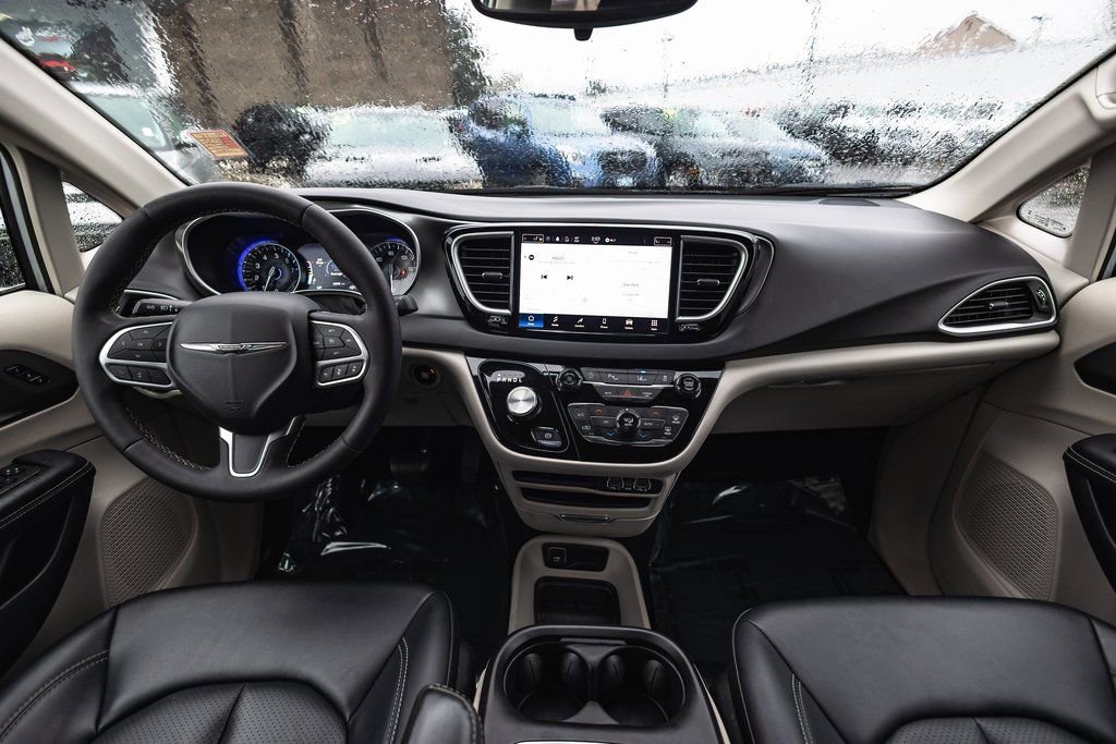 Used 2024 Chrysler Pacifica Touring-L image 24