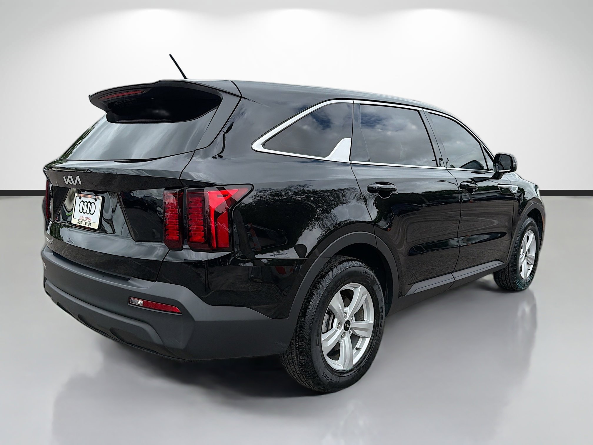 Used 2023 Kia Sorento LX image 3