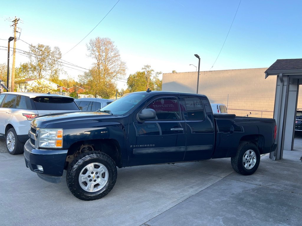 Used 2007 Chevrolet Silverado 1500 LT w/ 1LT Convenience Package AWD/4WD image 4