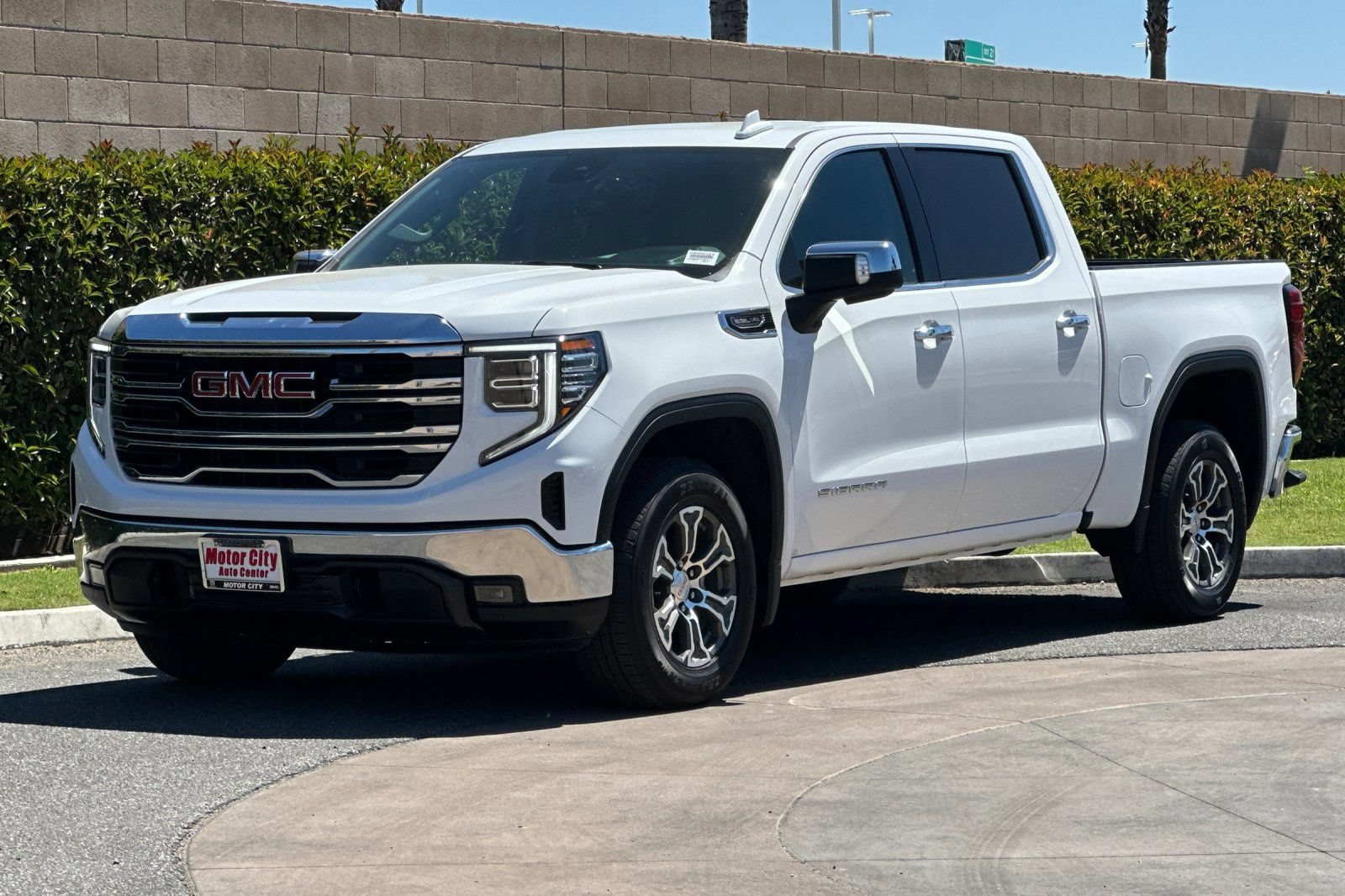 Certified 2025 GMC Sierra 1500 SLT RWD image 8