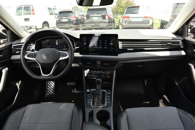 Certified 2025 Volkswagen Jetta SE w/ Sunroof Package FWD image 7