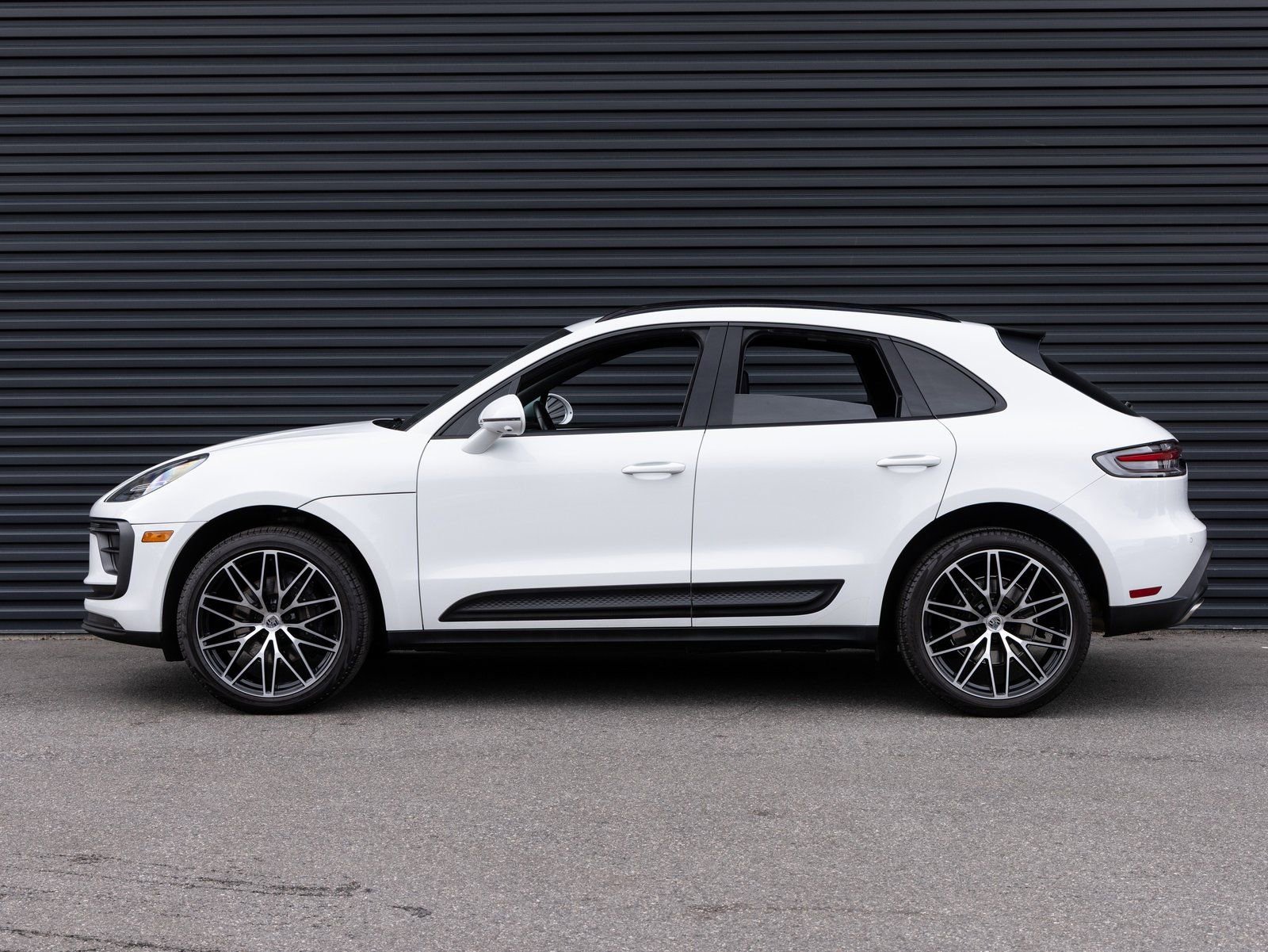 Certified 2024 Porsche Macan image 2