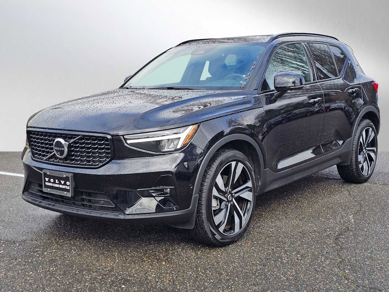 Certified 2024 Volvo XC40 B5 Plus w/ Climate Package image 7