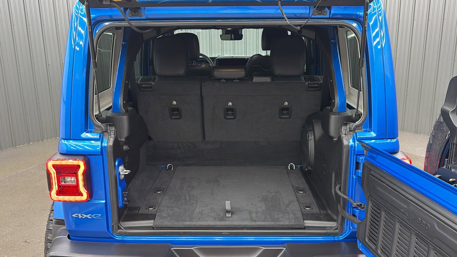 Used 2024 Jeep Wrangler Unlimited Sahara w/ Technology Group image 17