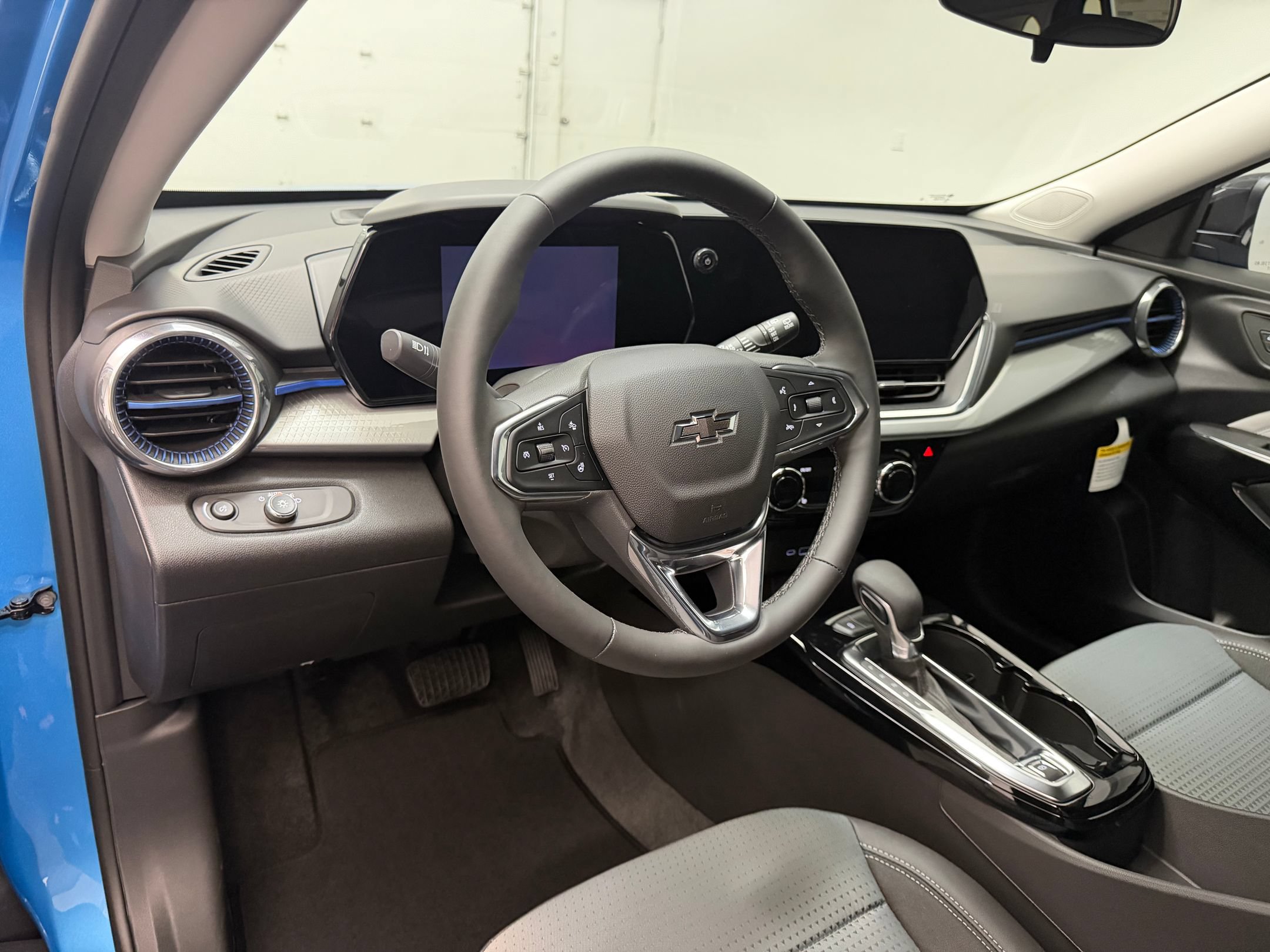 New 2026 Chevrolet Trax LT w/ Midnight Edition FWD image 4