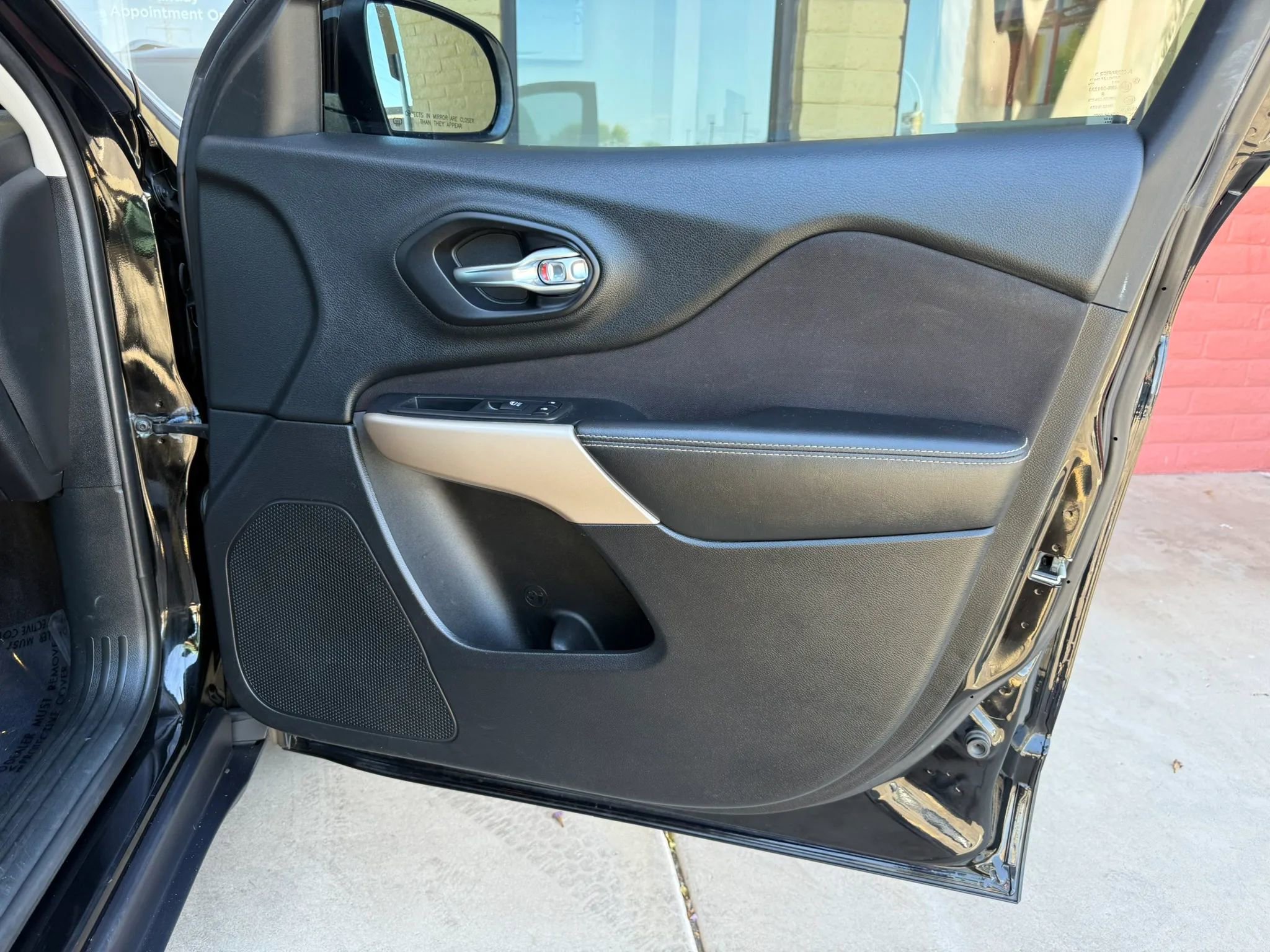 Used 2017 Jeep Cherokee Latitude w/ Safety/Convenience Group FWD image 26