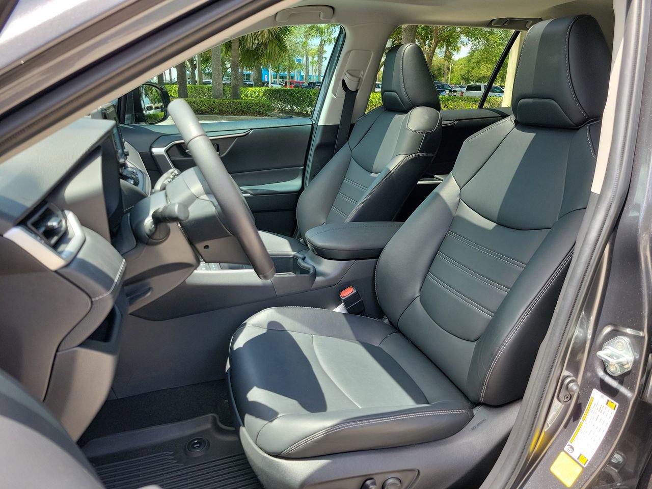 Used 2022 Toyota RAV4 XLE Premium image 16