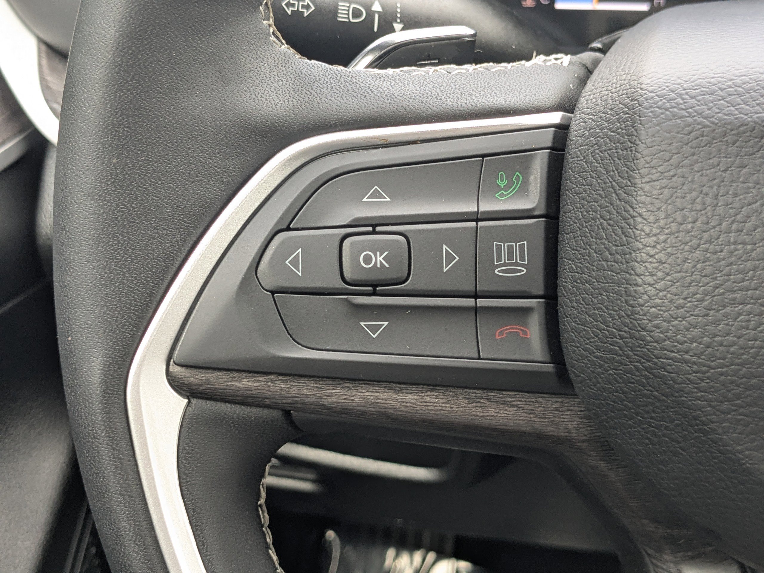 Used 2024 Jeep Grand Cherokee L Limited w/ Black Appearance Package AWD/4WD image 24