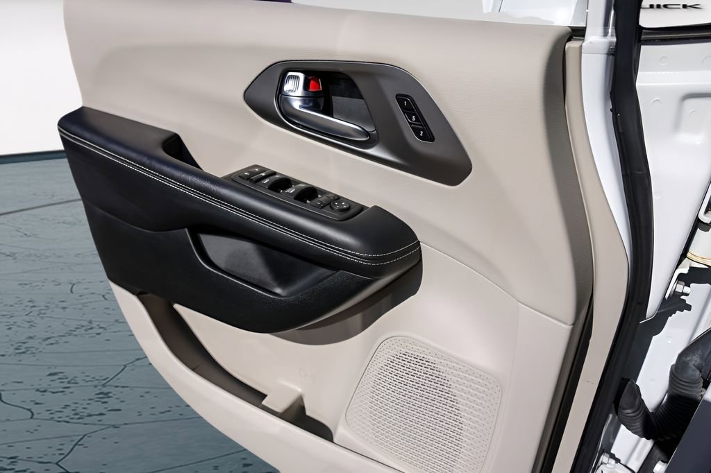 Used 2022 Chrysler Pacifica Touring-L image 25