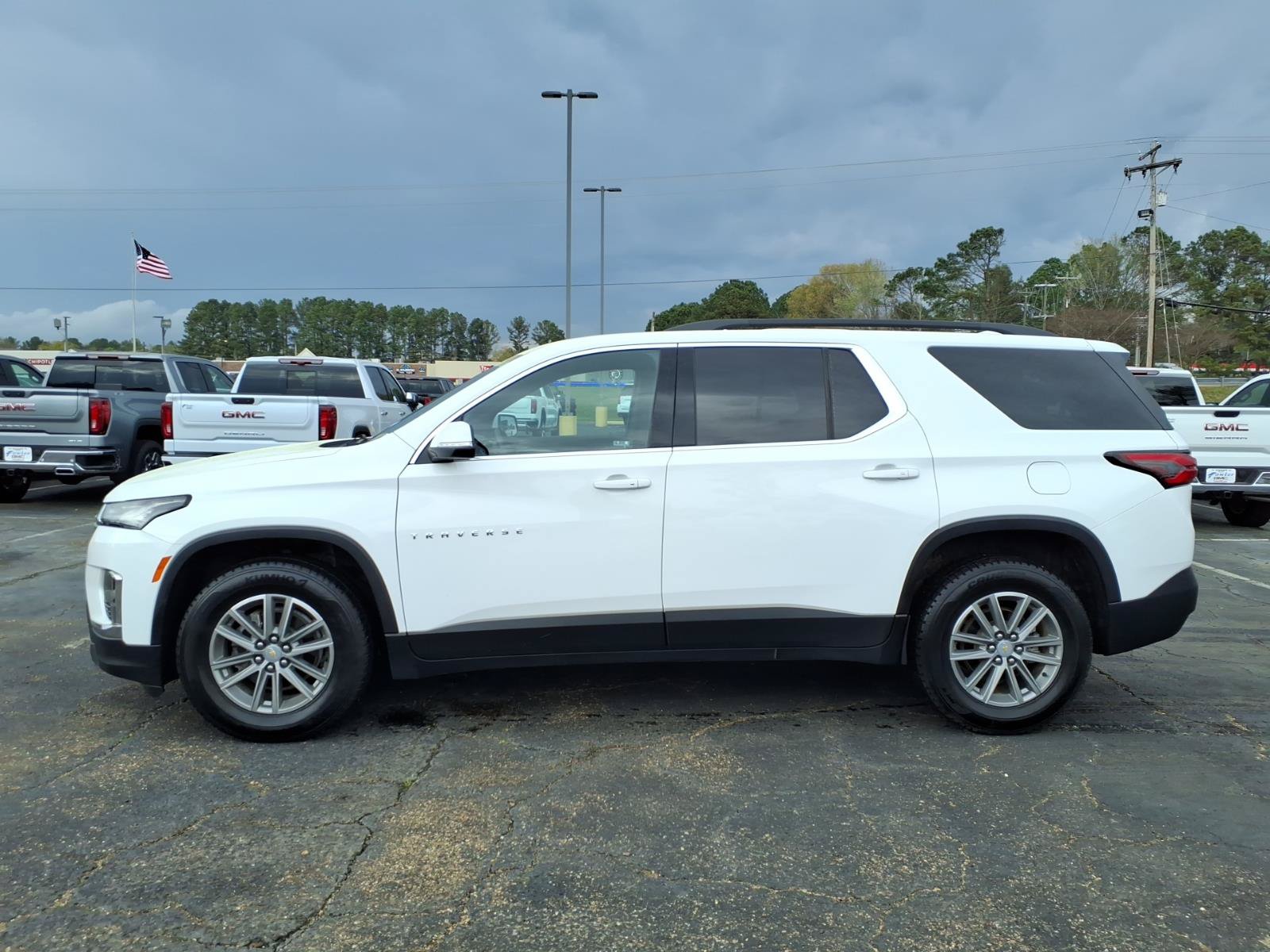 Used 2023 Chevrolet Traverse LT FWD image 1