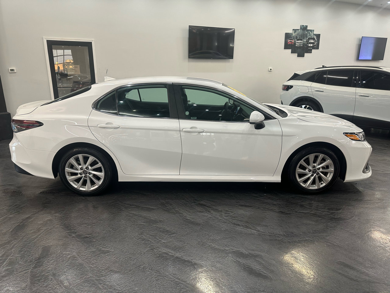Used 2024 Toyota Camry LE image 4