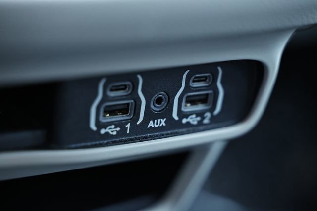 Used 2022 Chrysler Voyager LX image 40