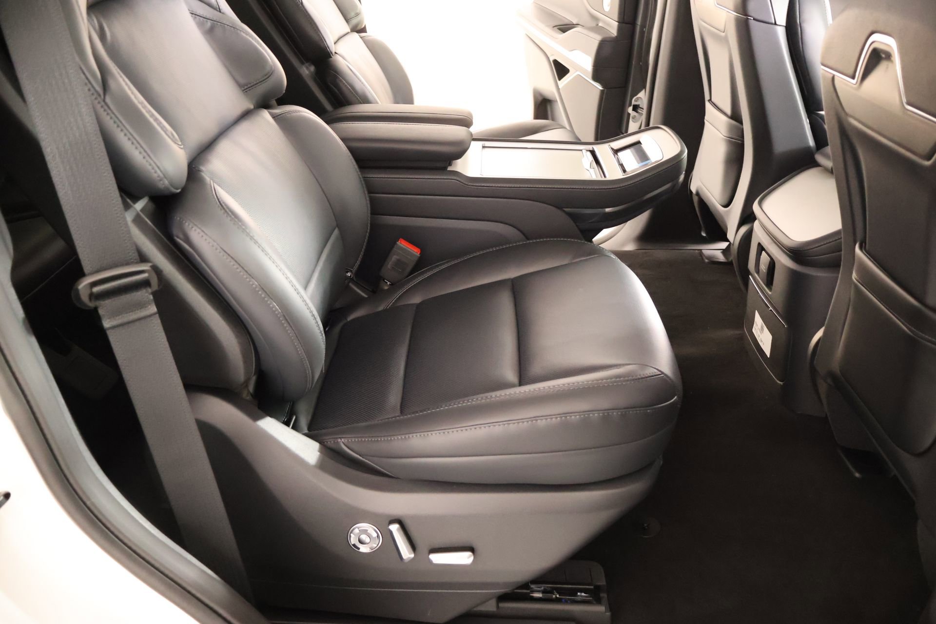 New 2026 Lincoln Navigator Reserve w/ Jet Appearance Package AWD/4WD image 16