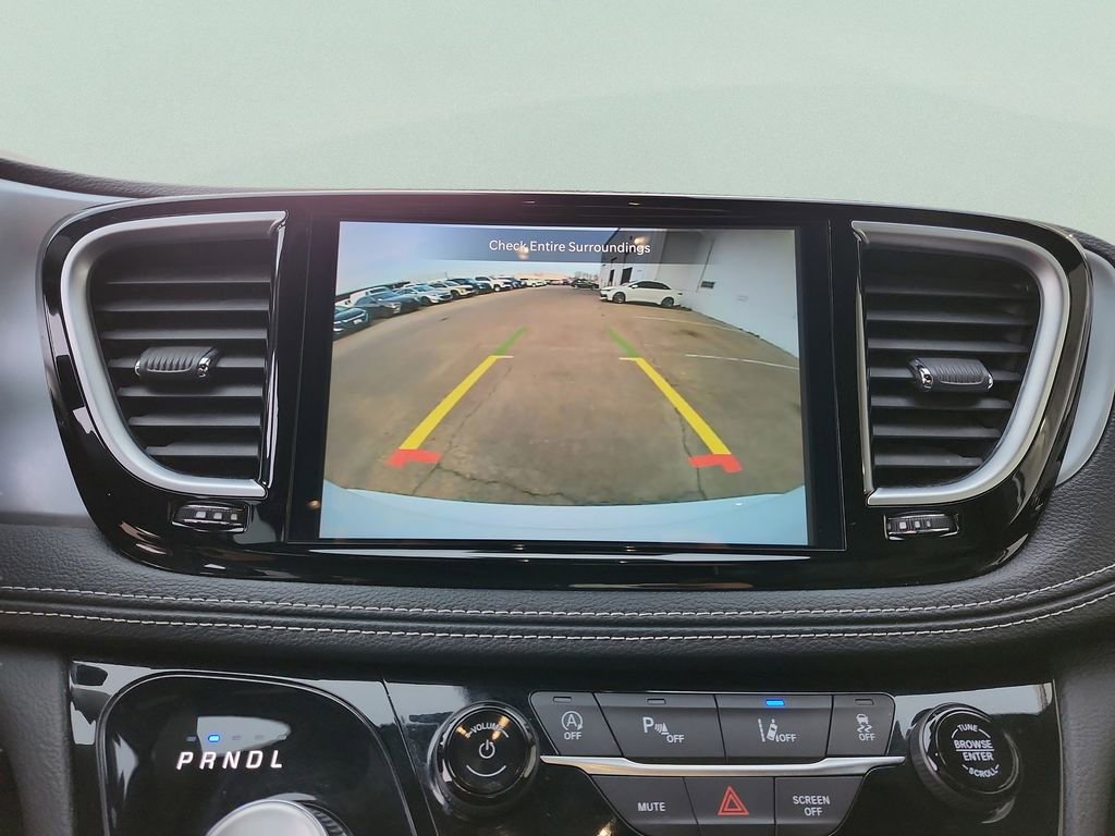 Used 2025 Chrysler Pacifica Limited FWD image 11