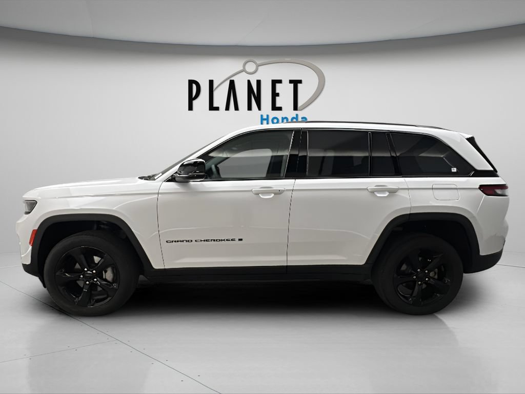 Used 2024 Jeep Grand Cherokee Limited w/ Black Appearance Package AWD/4WD image 9