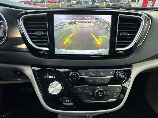 Used 2024 Chrysler Pacifica Touring-L image 35