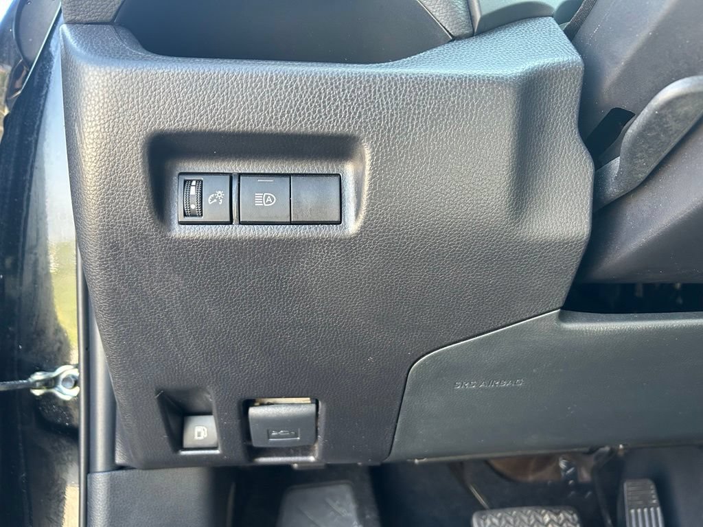 Used 2025 Toyota RAV4 XLE AWD/4WD image 18