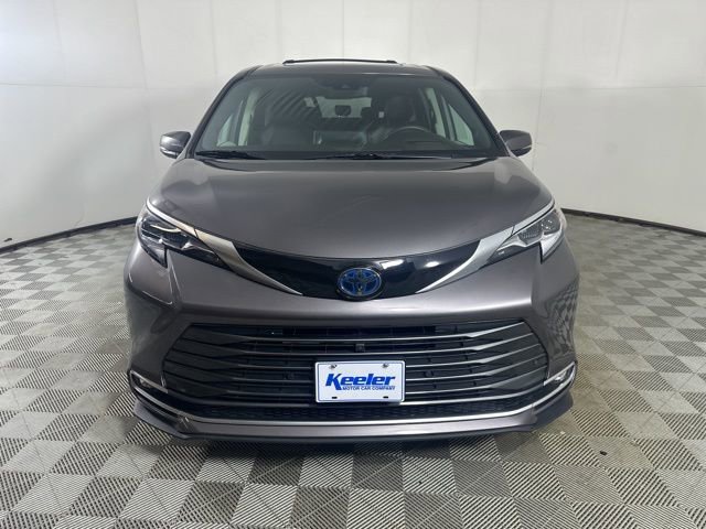 Used 2023 Toyota Sienna Platinum AWD/4WD image 5