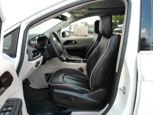 Used 2023 Chrysler Pacifica Limited FWD image 6