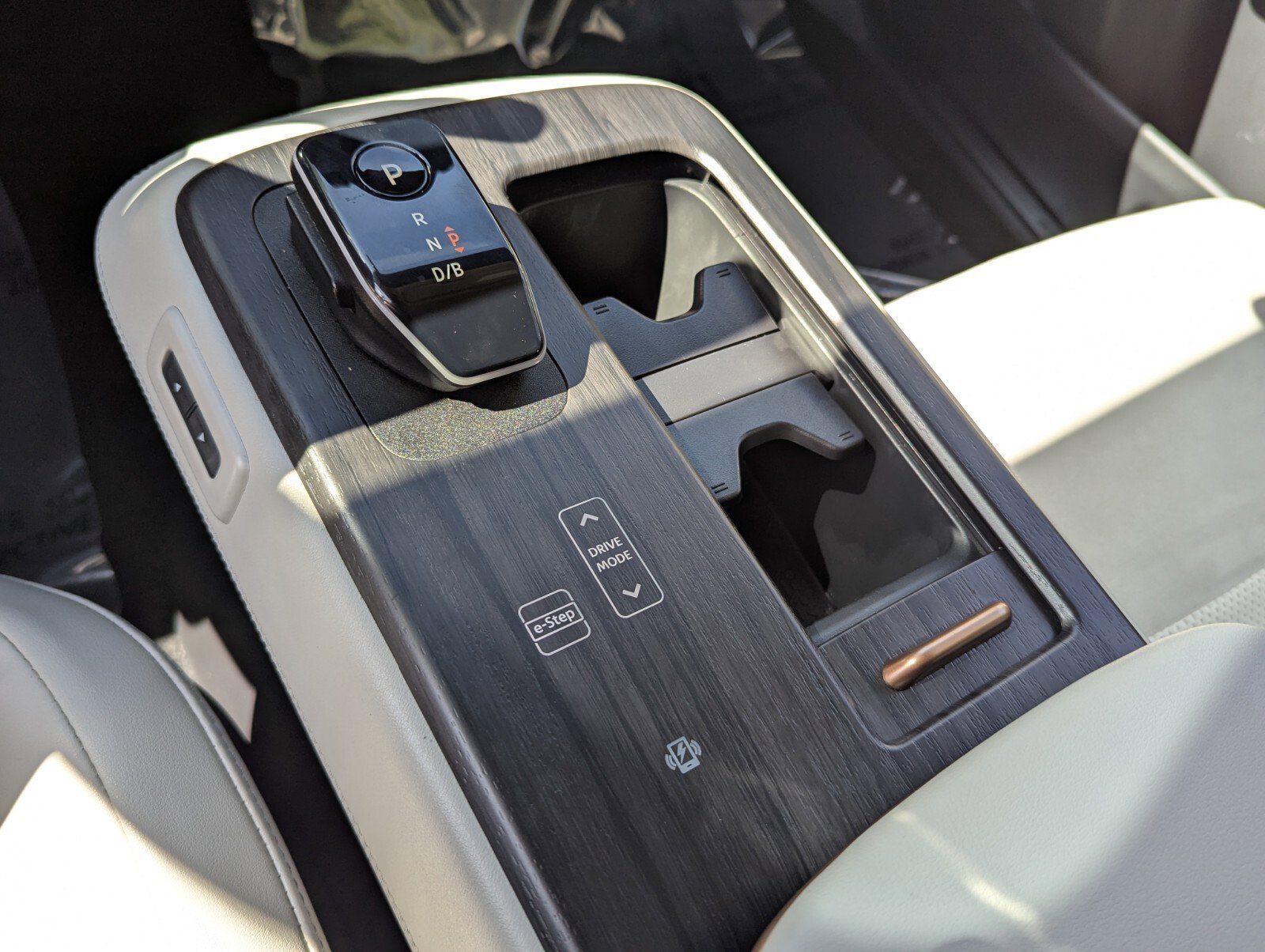 Certified 2025 Nissan Ariya AWD image 28