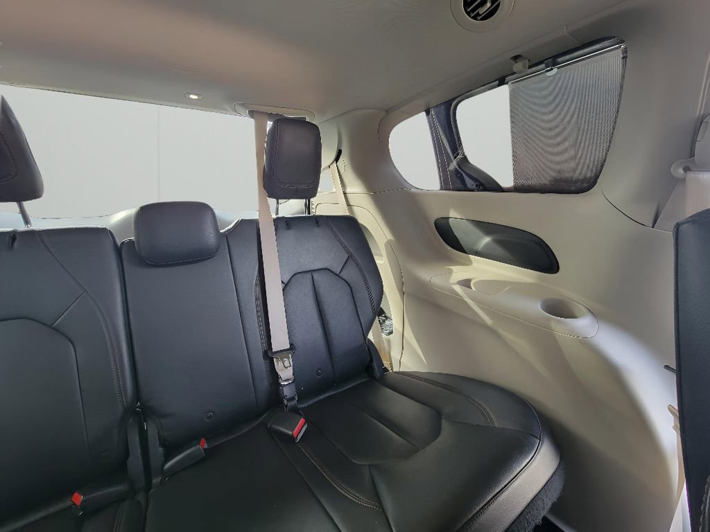 Used 2018 Chrysler Pacifica Touring-L image 32