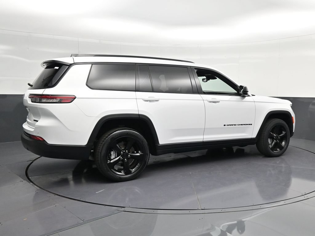 Used 2024 Jeep Grand Cherokee L Limited w/ Black Appearance Package AWD/4WD image 3