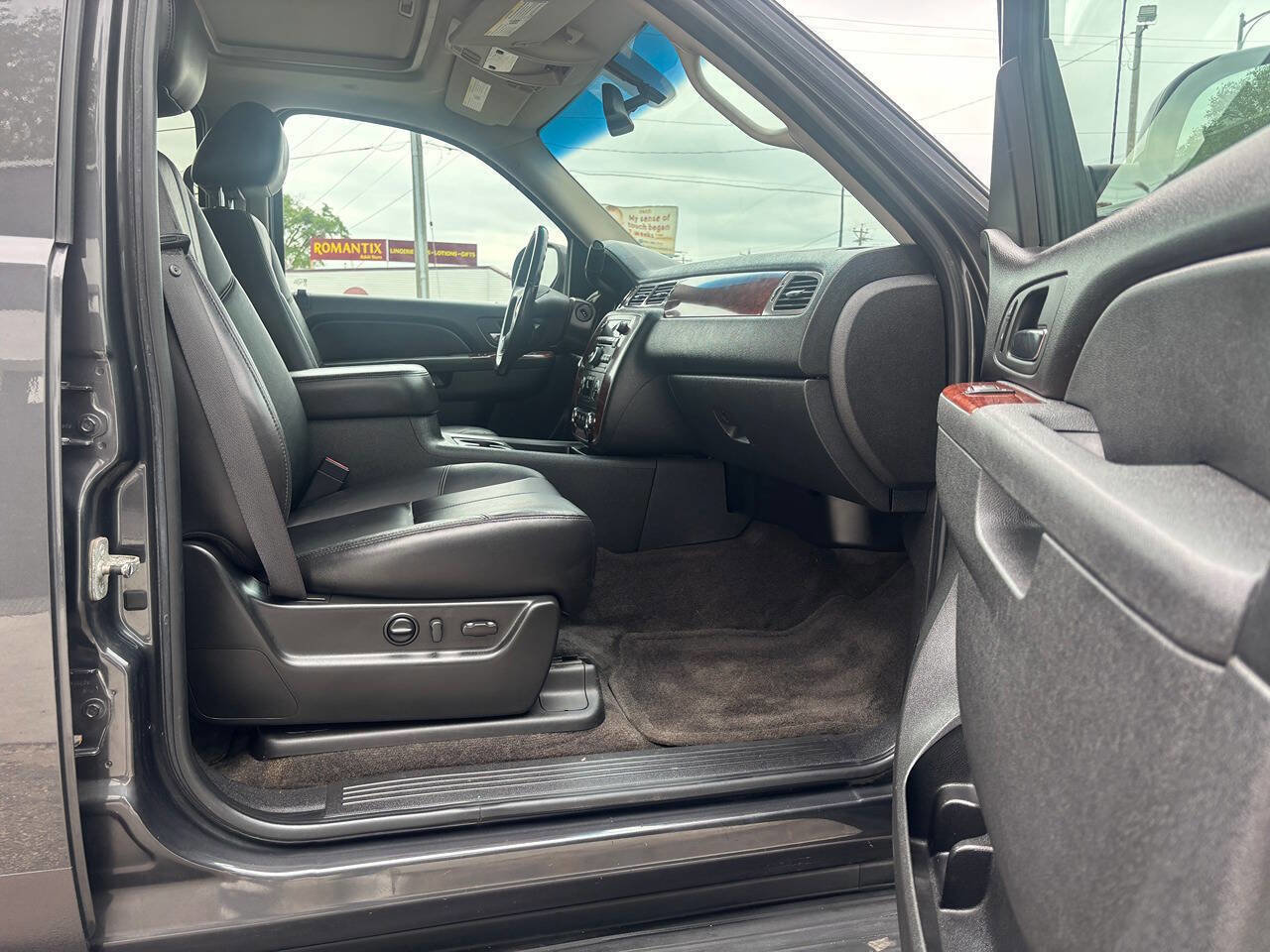 Used 2010 Chevrolet Avalanche LT w/ Luxury Package AWD/4WD image 30