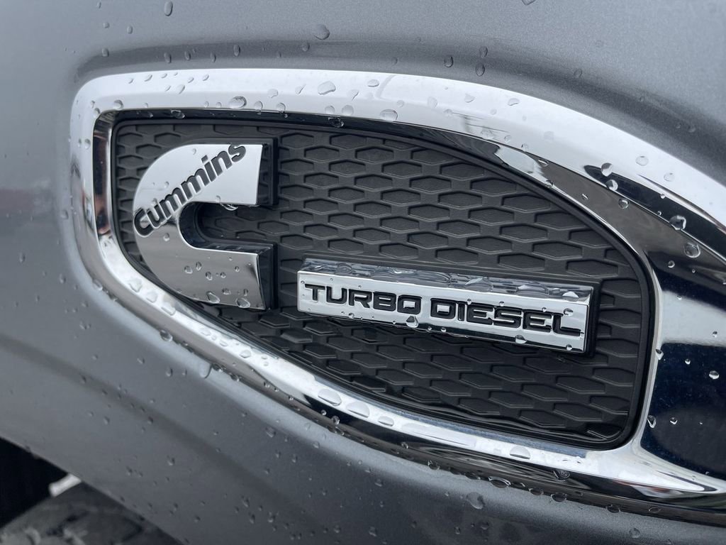 Used 2017 Nissan Titan SV image 3