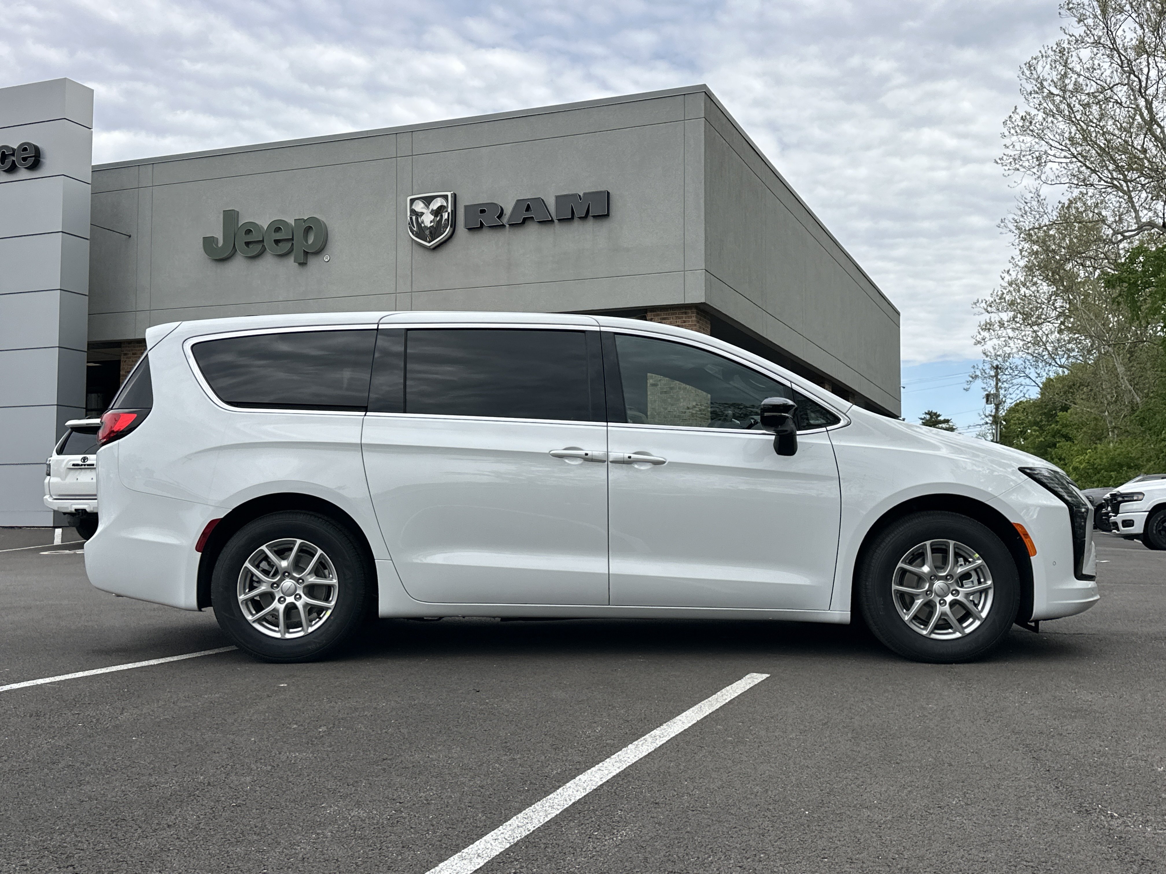 New 2027 Chrysler Pacifica Select w/ Family Tech Group FWD image 17
