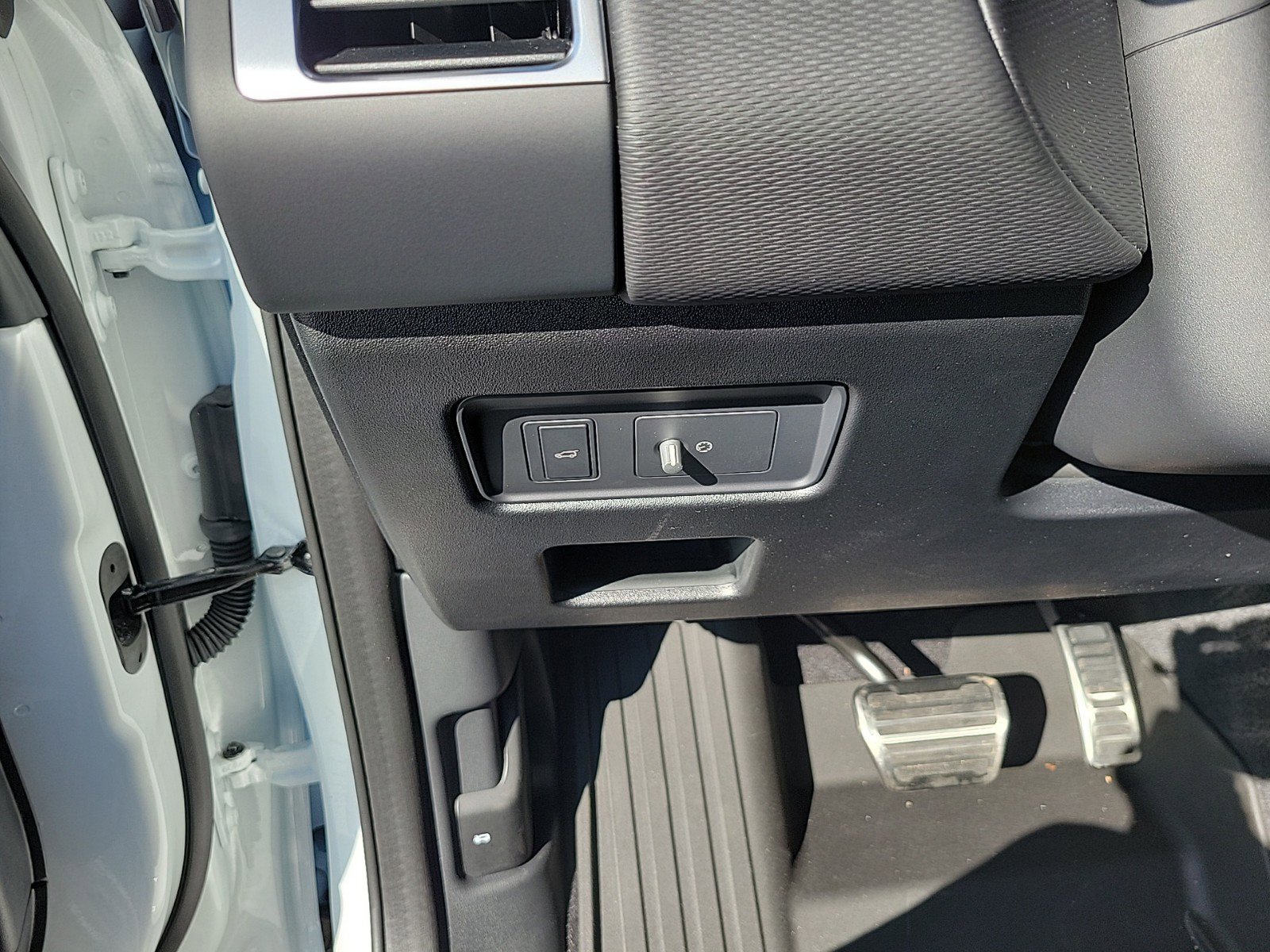 Certified 2025 Land Rover Discovery Dynamic SE AWD/4WD image 36
