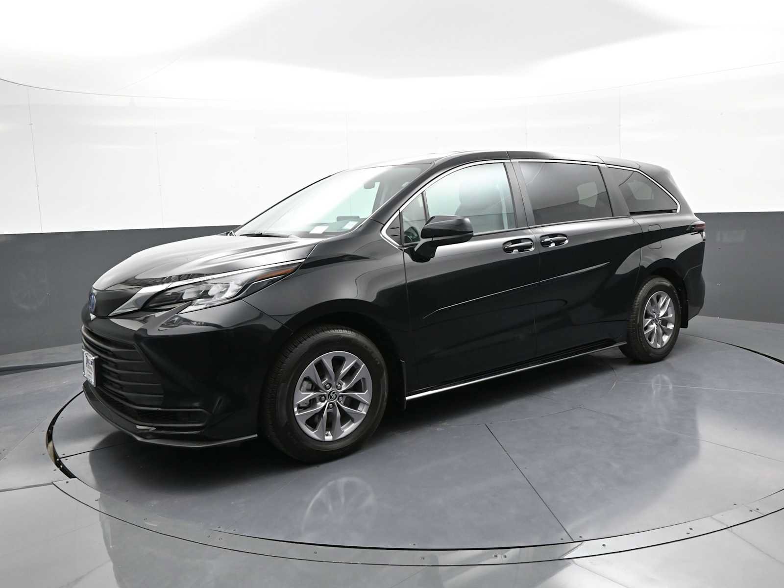 Used 2024 Toyota Sienna LE w/ Protection Package (TMS) AWD/4WD image 10
