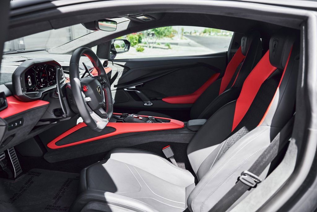 Used 2025 Lamborghini Revuelto image 37
