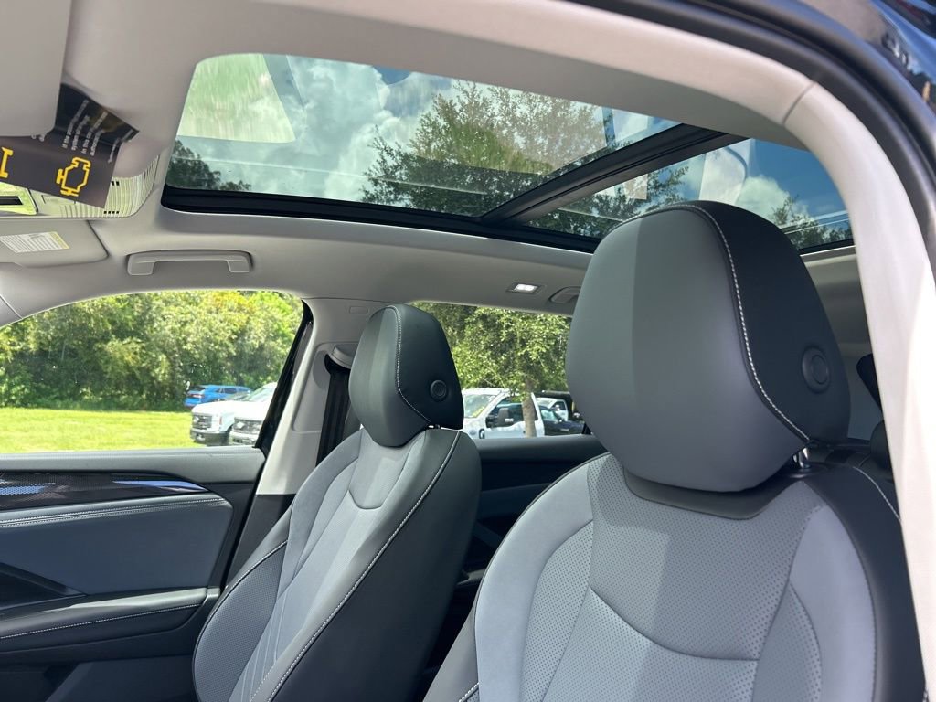 New 2025 Volkswagen Tiguan SE image 16