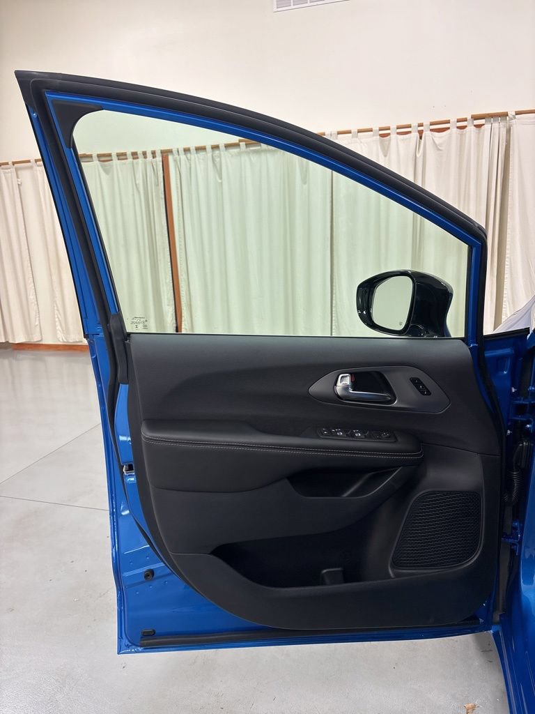 New 2027 Chrysler Pacifica Select FWD image 17