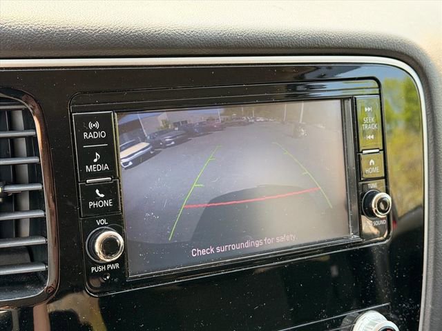 Used 2020 Mitsubishi Outlander AWD image 32