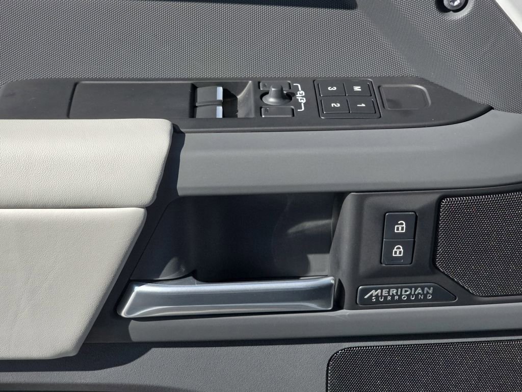 Used 2025 Land Rover Defender 90 X-Dynamic SE image 28
