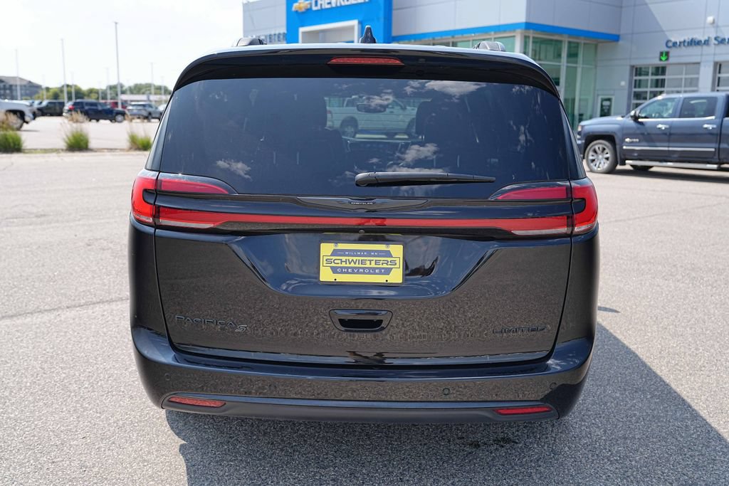Used 2025 Chrysler Pacifica Limited FWD image 7