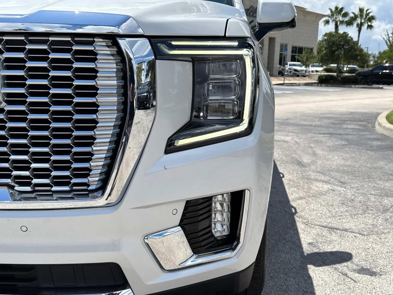 Used 2022 GMC Yukon SLT w/ SLT Premium Package image 9