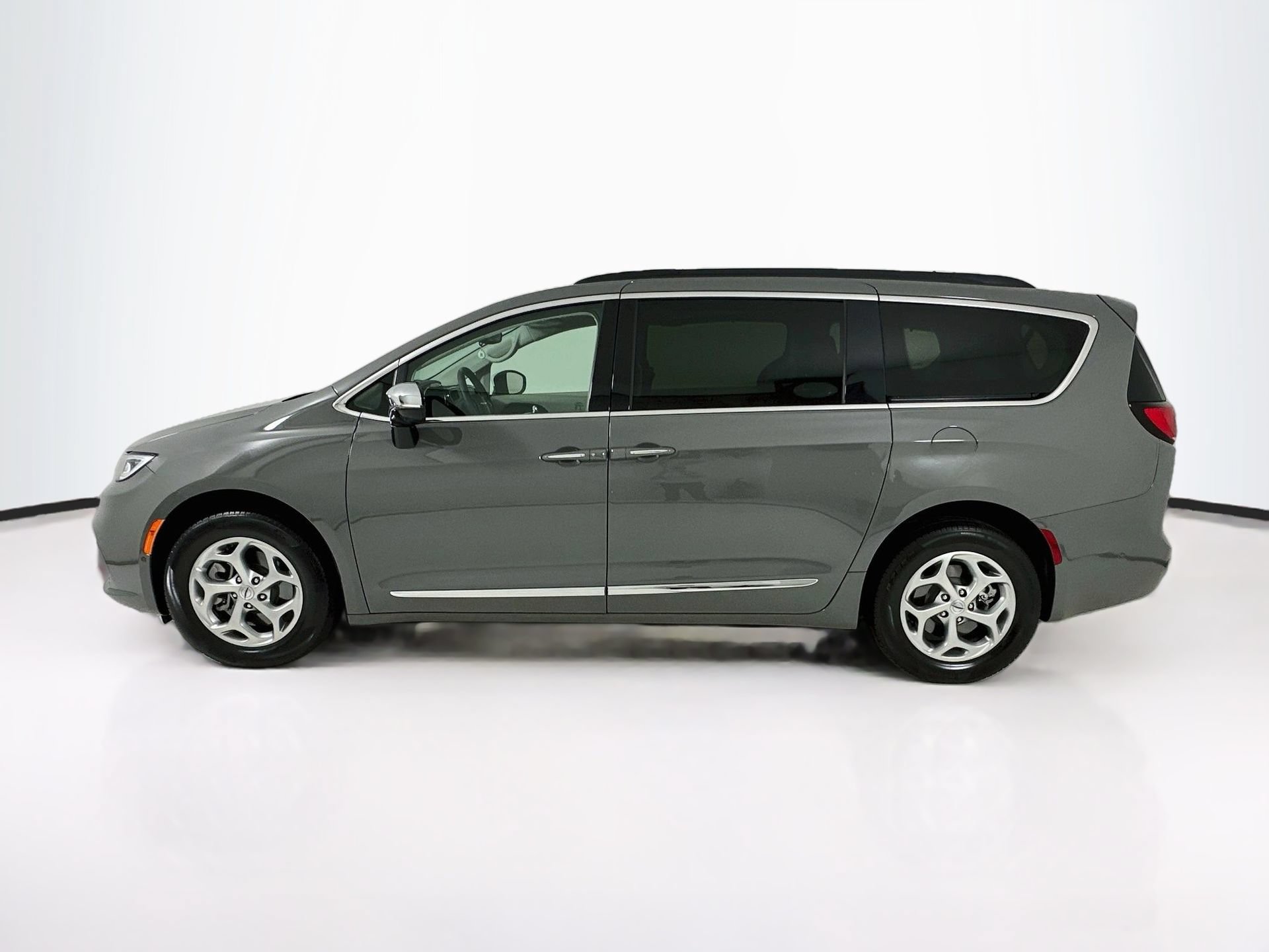 Used 2023 Chrysler Pacifica Limited w/ Uconnect Theater Family Group AWD/4WD image 5
