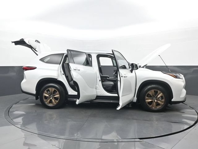 Used 2023 Toyota Highlander Bronze Edition AWD/4WD image 34