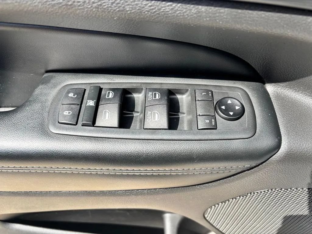Used 2021 Jeep Grand Cherokee Laredo AWD/4WD image 21