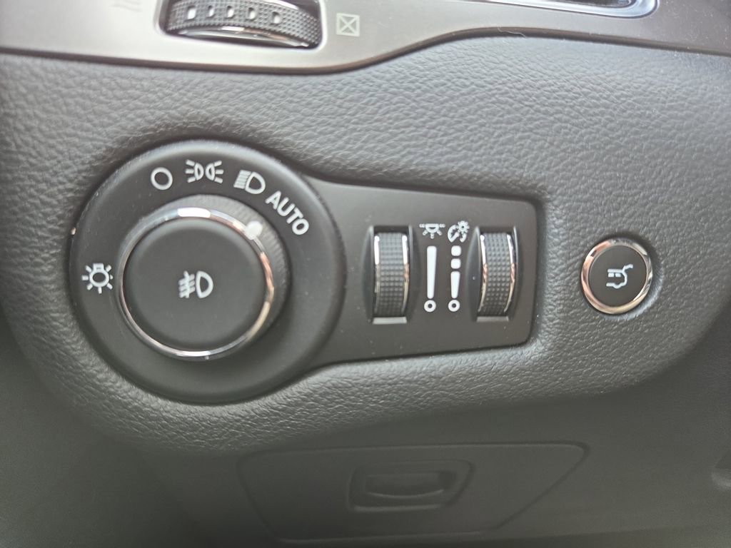 Used 2019 Jeep Cherokee Limited image 24