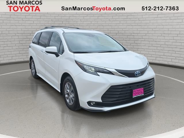 Used 2025 Toyota Sienna XLE image 3