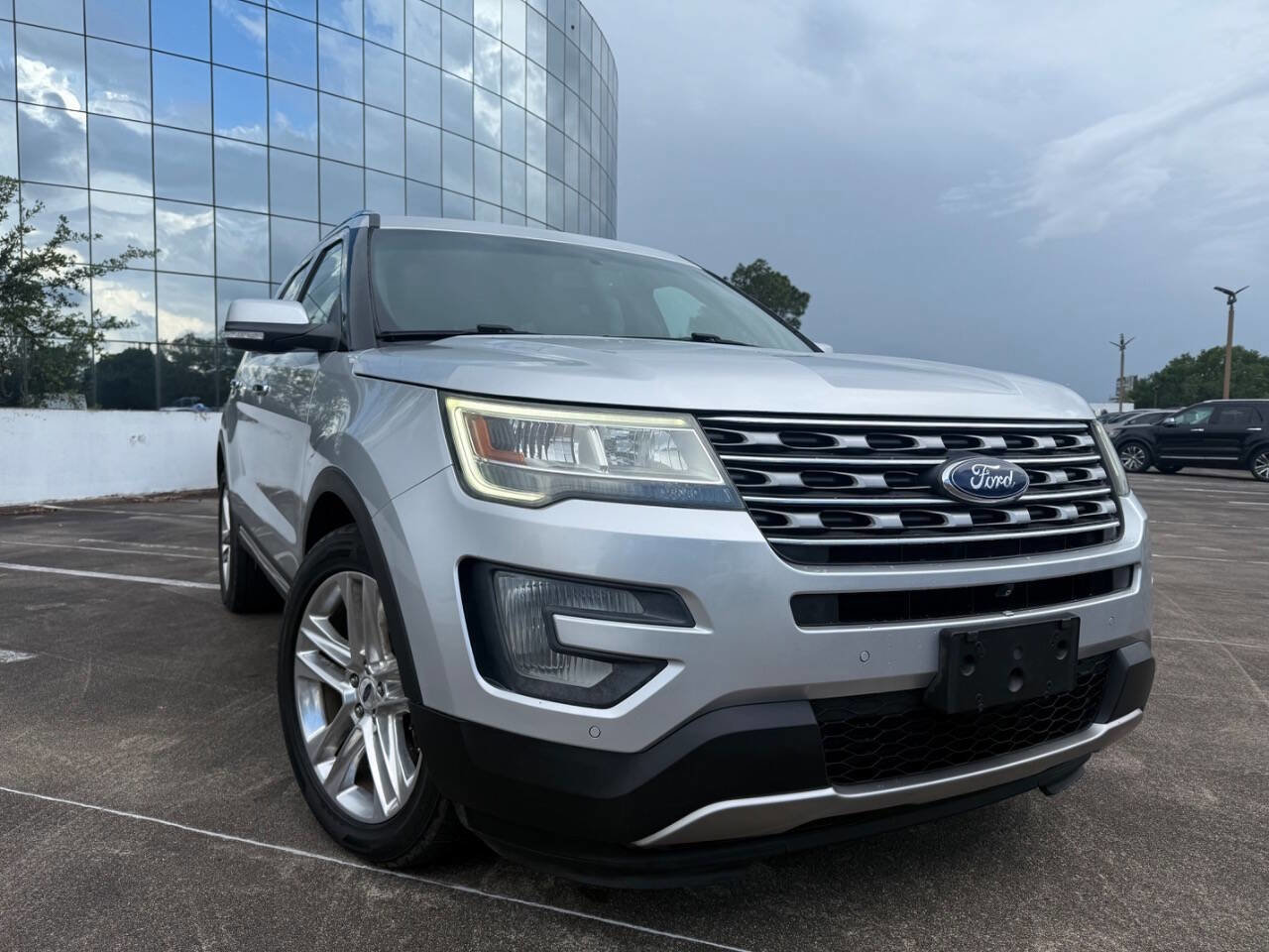 Used 2017 Ford Explorer Limited FWD image 2