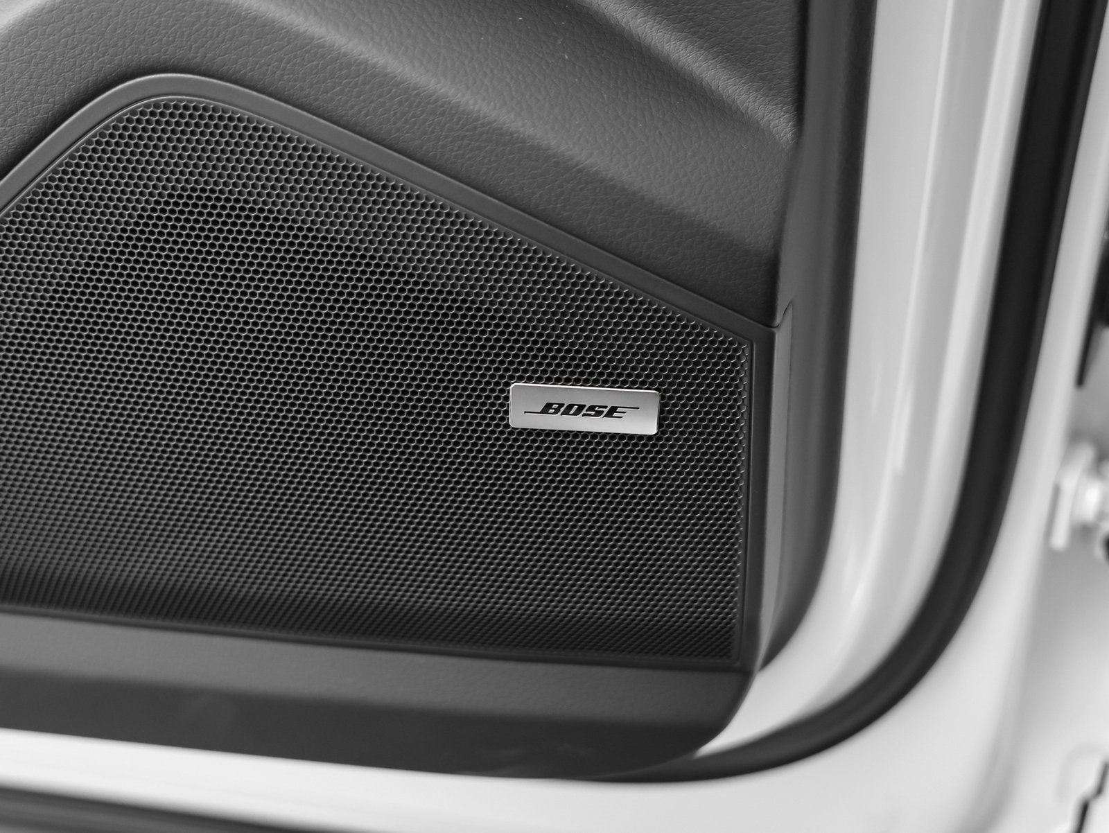 Used 2025 Porsche Cayenne image 38