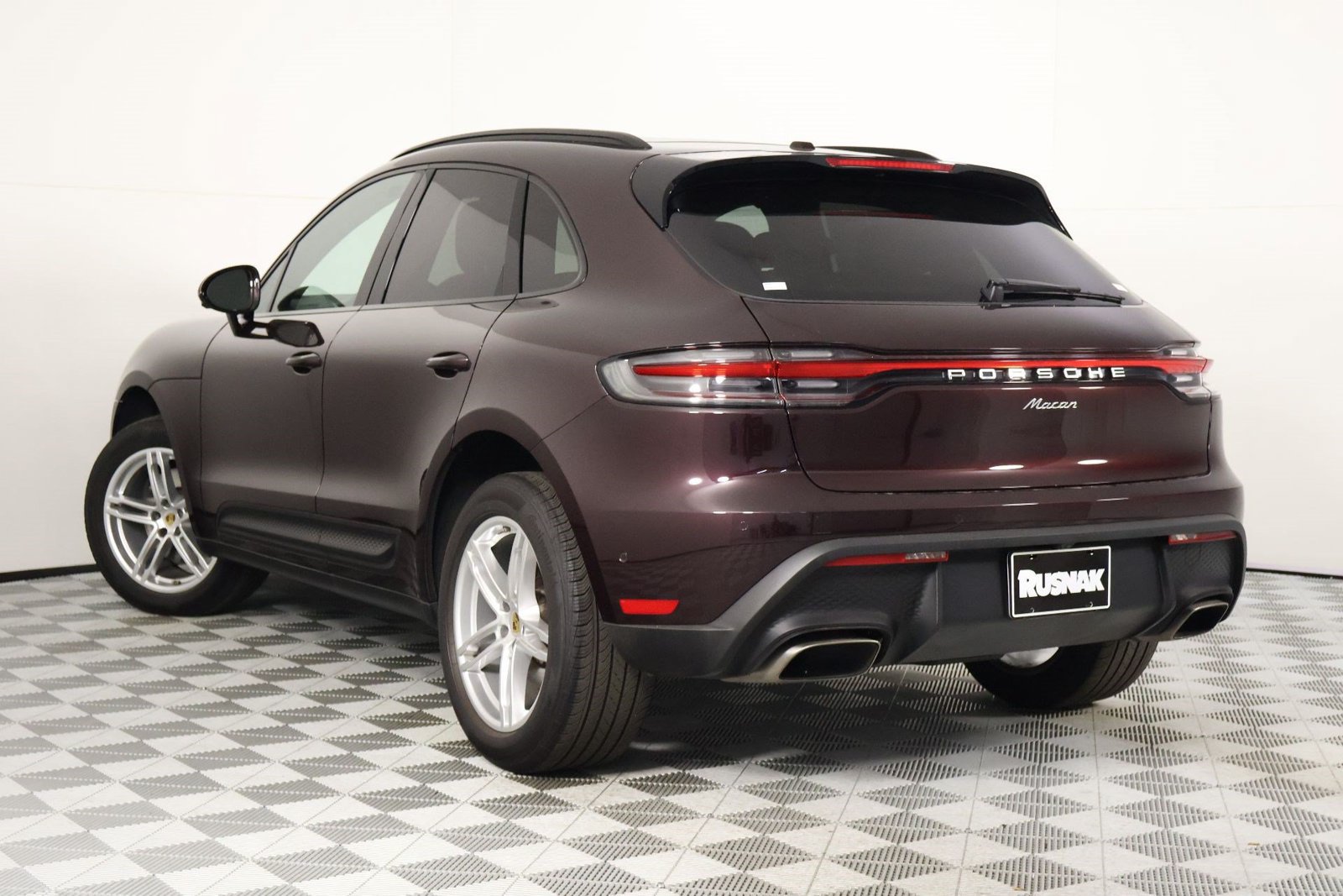 Certified 2023 Porsche Macan AWD/4WD image 3